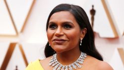 Single mama Mindy Kaling bevalt in alle stilte van tweede kindje