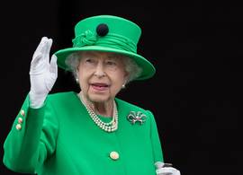 Queen Elizabeth sluit feestweekend af op het balkon, in prachtige, felgroene outfit