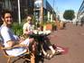 Jade en James uit Frankrijk proberen op eerste pinksterdag, met hun eigen spulletjes, alvast het terras van brasserie Dudok in Arnhem uit. Een dag vóór de her-opening van Dudok.
