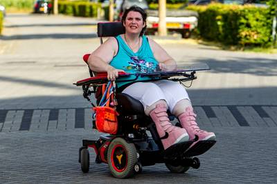 Taxibedrijf dat vrouw in rolstoel bij wildvreemden dumpte door het stof