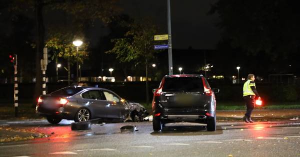 Politiewagen ramt personenauto op Amsterdamseweg in Amersfoort.