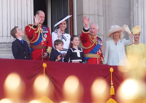 Trooping The Colour: de Royal Family sluit opgelucht de rijen