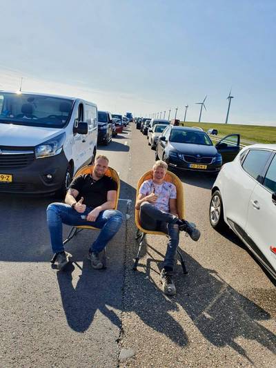 Drie uur in de file op de A6, dan maar ‘chillen in een kruiwagen’