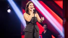 Joke zingt voor en mét haar superster-opa