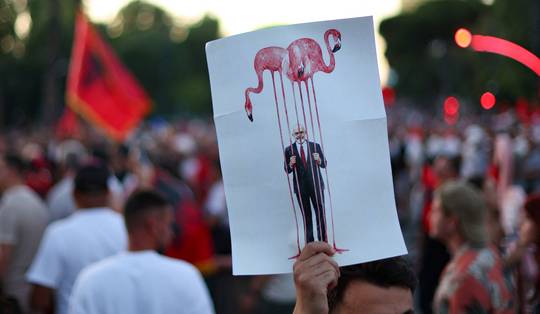 Jongste parlementariër Albanië verlaat partij premier om protesten: ‘Ik diende beleid te steunen dat het milieu vernietigt’