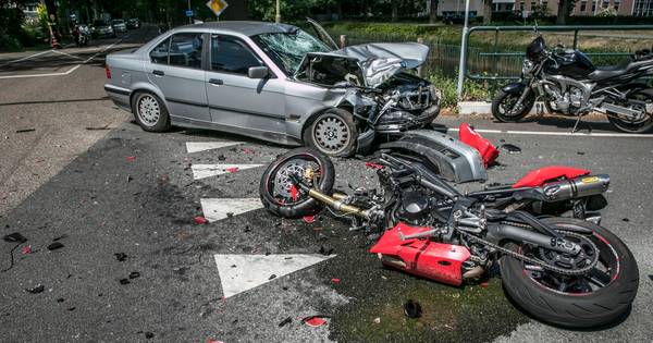 Ravage na botsing in Eerbeek: kruising vol met brokstukken.