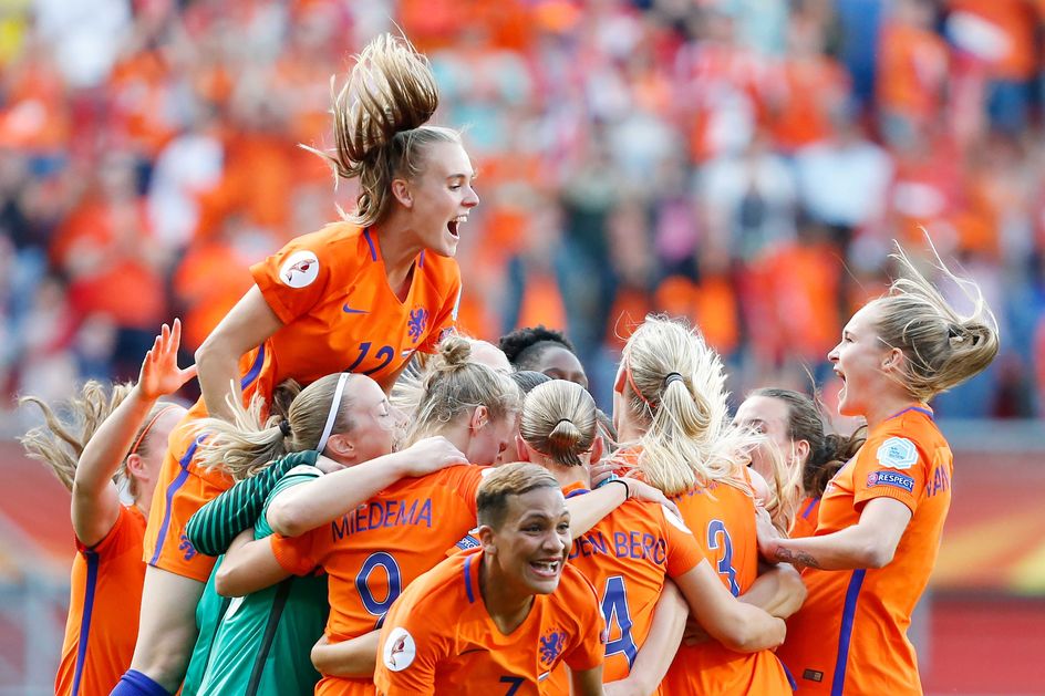 Oranje Leeuwinnen verslaan Denemarken en winnen EK in eigen land | TROUW