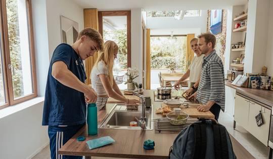 Lawrence en Klara sloopten hun muren en wonen nu met drie tieners in een open gezinsloft: ‘Je hoort bijna alles wat hier door de muren komt’