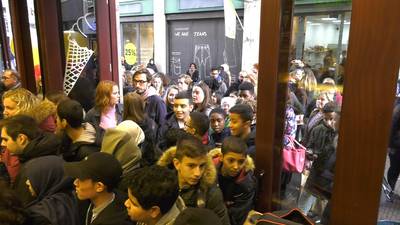 In de rij voor een zak patat van 20 cent