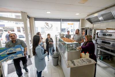 Volop drukte bij de Turkse bakkerij voor het Suikerfeest