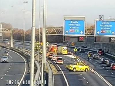 Ongeval op A50 bij Ewijk, traumahelikopter geland