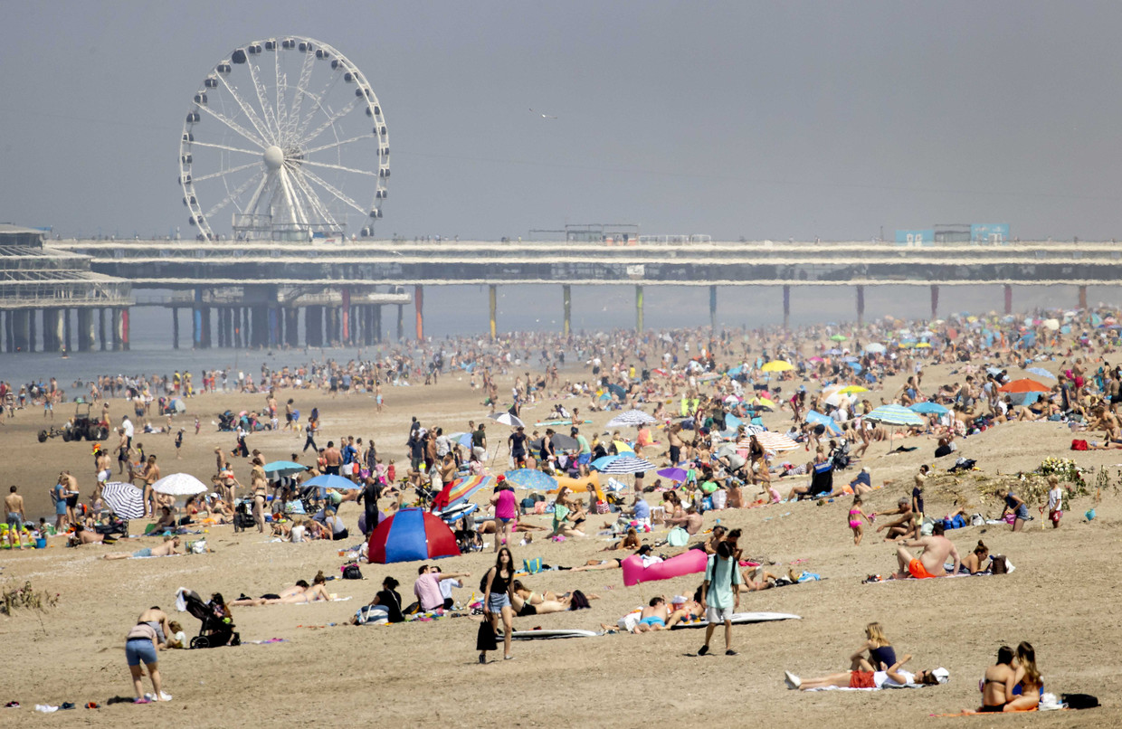 Nederlanders Trekken Er Ondanks Corona Massaal Op Uit En Houden Lang Niet Altijd Afstand Foto Ad Nl