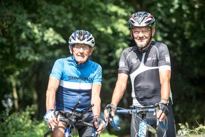 Fietsfanaat Theo Ankoné (85) uit Warnsveld jaagt op werelduurrecord buitenbaan
