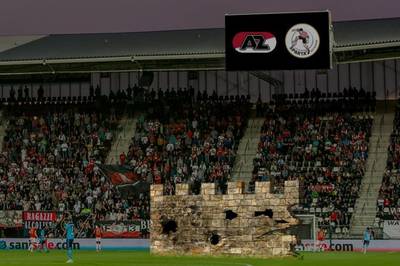 AZ grapt op Twitter over de muur die Sparta bouwde in Alkmaar