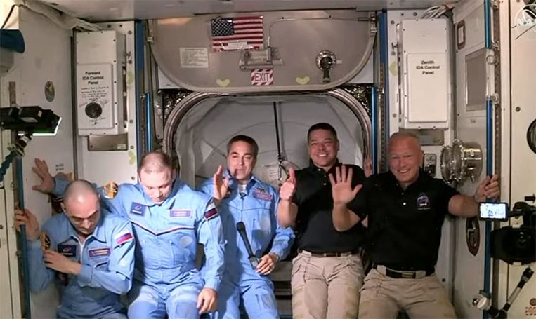 De eerste groepsfoto van de nieuwe uitgebreide bemanning van het ISS.