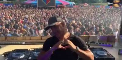 Van links naar rechts: Mental Theo scoort op Zwarte Cross