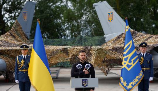 Zelensky toont F-16’s die zijn aangekomen in Oekraïne: ‘Zijn al ingezet’ • Gouverneur Donetsk roept op tot evacuatie honderden kinderen