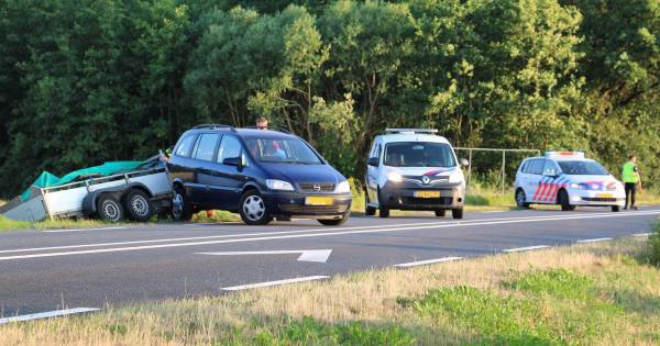 Auto met aanhanger van de weg op N342 bij Beuningen