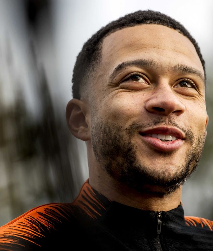 Memphis Depay komt 'eindelijk' zijn voetbalveldje in ...