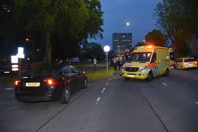 Fietsster met botbreuken naar ziekenhuis na aanrijding op Nijmeegse Muntweg