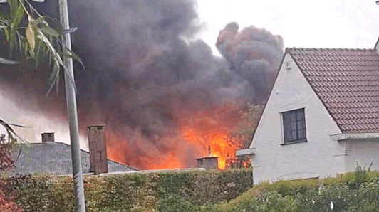 Brandweer zet alle beschikbare middelen in om zware brand in Kortrijk te bestrijden: “Vuur is min of meer onder controle”