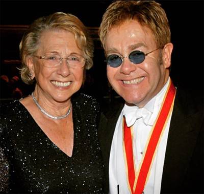 Elton John kijkt dankbaar terug op uitvaart van zijn moeder