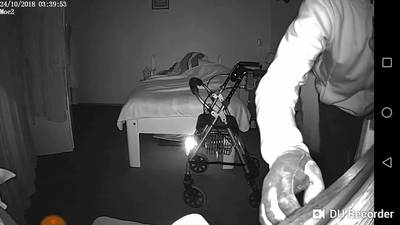 Inbreker gaat rustig z'n gang 
terwijl oma ligt te slapen