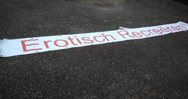 Jos uit Saasveld heeft 'erotisch' spandoek terug en moet door het stof - Tubantia