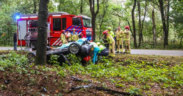 Auto belandt op dak in De Rips nadat hij tegen boom knalt, bestuurder gewond naar het ziekenhuis