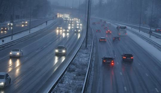 Sneeuw veroorzaakt vertragingen op Vlaamse snelwegen, AWV waarschuwt voor gladde wegen