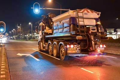 Strooiwagens rukken uit voor bestrijden gladheid door winterse neerslag