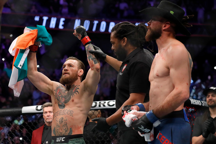Conor McGregor viert zijn overwinning tegen Donald Cerrone