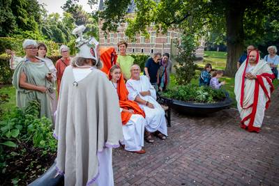 Een echte Romeinse huwelijksceremonie in de Wijchense kasteeltuin