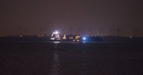 Binnenvaartschepen botsen op Oosterschelde bij Stavenisse