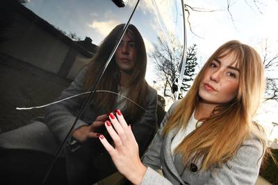 Dollartekens en boze smileys in lak auto’s gekrast in Veenendaal. 'Wie doet nou zoiets?’