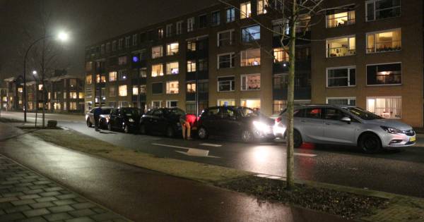 Vijf autos op elkaar bij kettingbotsing op de Enschedesestraat in Hengelo.