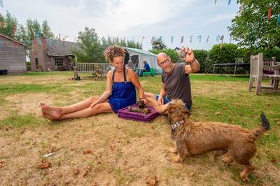 Bij Wilfred en Anne kampeer je gratis in de achtertuin: ‘Voor mensen die het financieel zwaar hebben