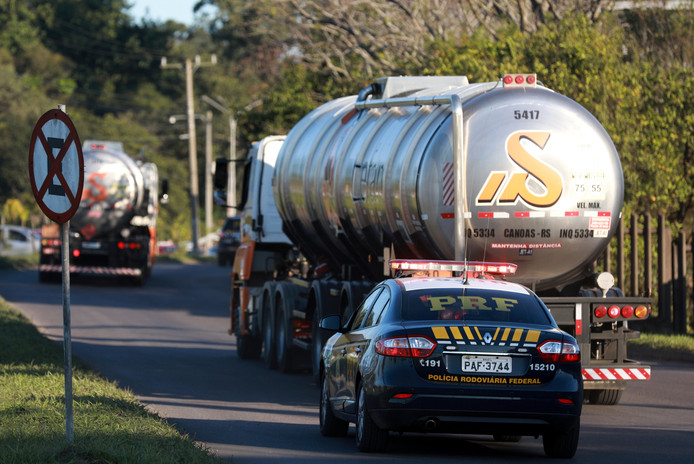 Agenten van de Federale Politie escorteren twee tankwagens met vliegtuigbrandstof naar de luchthaven van Porto Alegre in het zuiden van Brazilië. Op tien vliegvelden in het land is de kerosine op en zijn de vluchten stilgelegd.