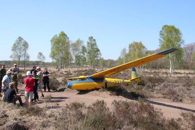 Zweefvliegtuig landt midden tussen de heide in Arnhem