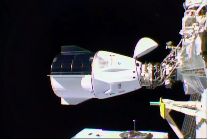 De Crew Dragon koppelt succesvol aan bij het ISS.