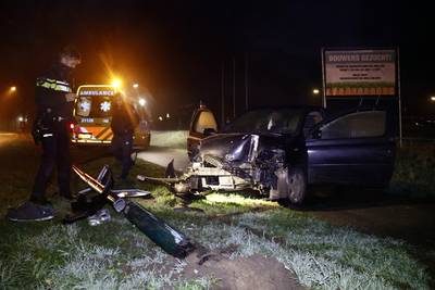 Automobilist rijdt lantaarnpaal uit de grond in Vortum-Mullem