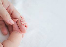Vrouw ontdekt na haar bevalling dat de verkeerde embryo is geplaatst