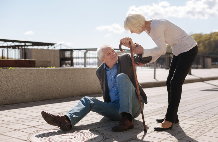Zorginstellingen laten ouderen soms extra betalen als ze te vaak noodhulp inschakelen na een val.