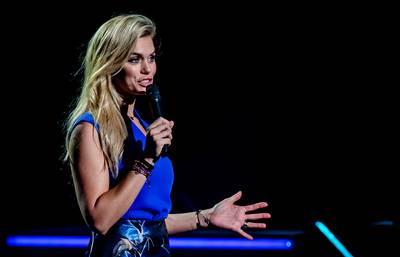 Nicolette showt klein zwart jurkje en Tony trekt neushaar