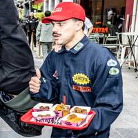 Het meest fascinerende is niet eens het product, maar het publiek: bij de opening van Average Robs eerste La Patate-frituur