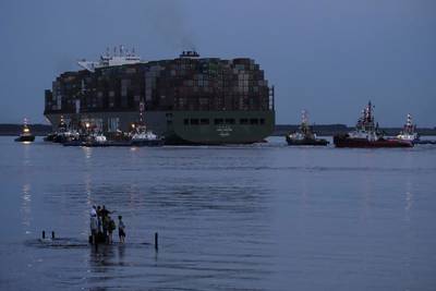 Bij Bath gestrand schip voor controle naar Rotterdam