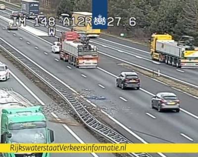 Dakpannen vallen uit aanhanger bij aanrijding op A12