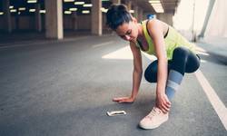 Pijnlijke voeten na het wandelen of joggen? Podoloog deelt essentiële tips om kwaaltjes te voorkomen
