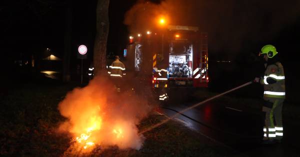 Opnieuw autobanden aangestoken in Tuil en Zaltbommel | Bommelerwaard - BD.nl