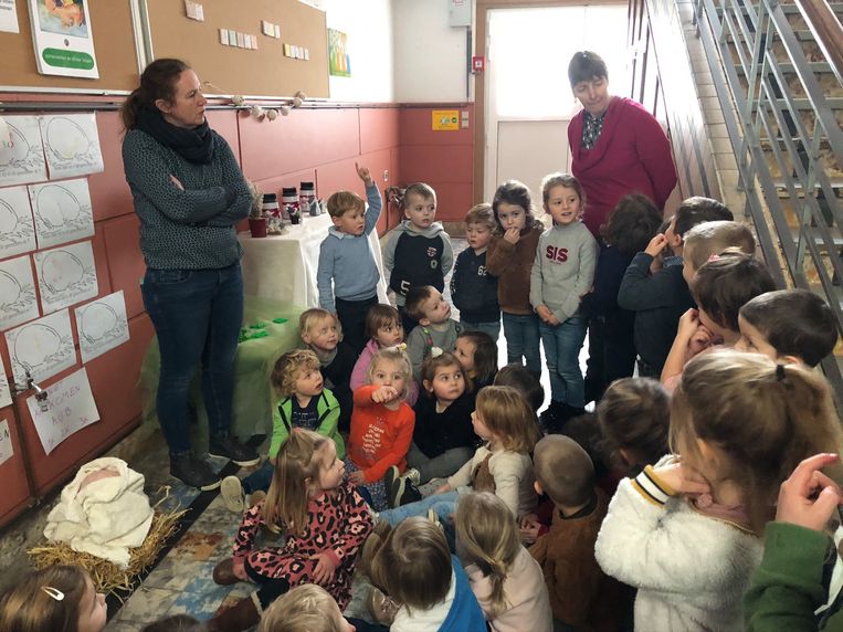 De kinderen van basisschool De Akker in Egem zijn op zoek naar een ontsnapte dinosaurus.